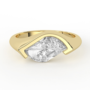 Bague minimaliste en or jaune à profil bas, avec diamant taillé en feuille, demi-sertie, style East West, solitaire moderne, bijou d'exception - Product Image 1