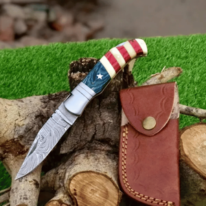 Cuchillo Plegable Damasco Hecho a Mano de Alta Calidad con Mango Patriótico de Madera y Hueso, Cuchillo de Caza de Bolsillo Personalizado OEM con Funda de Cuero, Regalo - Product Image 1