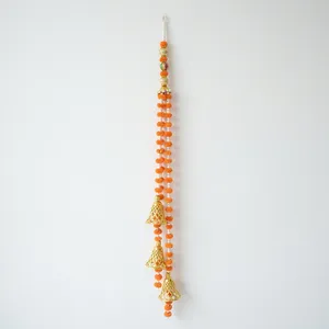 Décoration murale traditionnelle perlée avec clochettes dorées aux couleurs rose, jaune, orange et vert pour la décoration intérieure de Diwali - Product Image 2