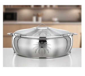 จานเชฟทรงกลมสแตนเลสสตีลสีเงินสลักลาย พร้อมฝาปิด และหม้อไฟตกแต่งขัดเงาพร้อมด้ามจับทองเหลือง - Product Image 6