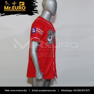 Maillot de baseball personnalisé unisexe rouge à manches courtes avec fermeture boutonnée, impression sublimée sur le devant, séchage rapide, col en V, coupe ample, toutes saisons, 100% coton - Product Image 4