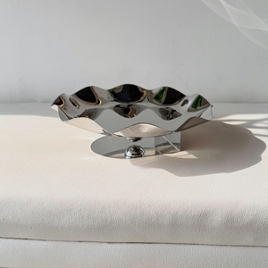 Bol à chocolat en métal chromé à volants, équilibré sur des sphères élégantes et une base plate, un accent contemporain haut de gamme pour la décoration - Product Image 1