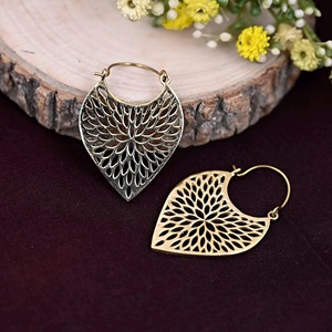 Antique Creations - Pendientes de Aro de Latón Chapado en Oro con Diseño Floral Recortado, Forma Irregular, Joyería Moderna Pulida - Product Image 4