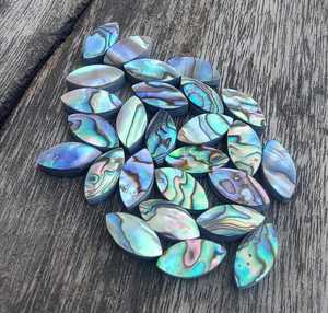 Cabochon marquise en coquille d'ormeau naturelle |   Pierre précieuse nacrée irisée pour la fabrication de bijoux en gros - Product Image 5