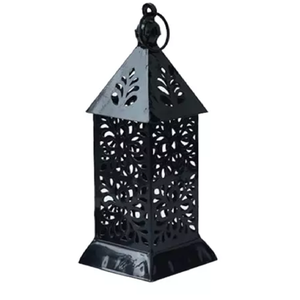 Lanterne gothique en métal noir avec panneaux découpés à motifs floraux et toit à plusieurs niveaux pointu, disponible à prix de gros - Product Image 1