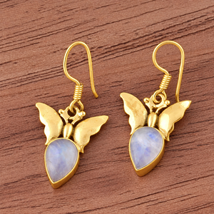 Boucles d'oreilles de luxe en argent sterling plaqué or avec pierre de lune arc-en-ciel et serti clos en forme de papillon, style vintage, pour mariage et fête, vente en gros - Product Image 1