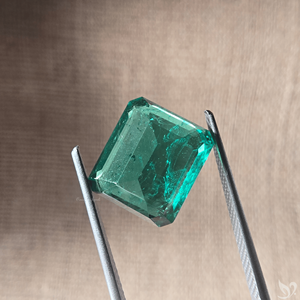 Pierre précieuse verte de laboratoire taille émeraude 5,78 carats, pierre lâche pour sertissage de bijoux sur mesure - Product Image 2