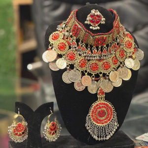 Brazalete tribal afgano pesado con incrustaciones de piedras y motivos florales en relieve para la colección de joyería tradicional Kuchi. - Product Image 1