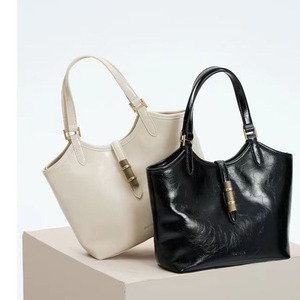 Sac fourre-tout en cuir PU noir avec fermeture éclair, poignée souple, style minimaliste, cadre interne antivol, sangle chaîne, pour femme - Product Image 3