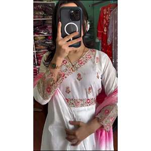 Hermoso vestido y pantalón Anarkali con Dupatta para fiestas y clubes Ropa de fiesta - Product Image 2