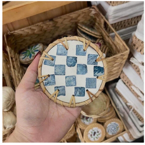 Juego de Posavasos de Cerámica con Mosaico Hecho a Mano de Lujo con Borde de Ratán – Posavasos Azules a Cuadros para Decoración Boho Costera del Hogar - Product Image 4