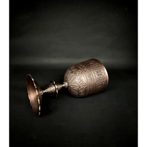 Copa de Vino de Latón Hecha a Mano con Diseño en Relieve Vintage en Forma de Campana para Uso Decorativo en Bodas - Product Image 6