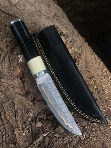 Cuchillo de caza hecho a mano de cobre y acero de Damasco con mango de resina epoxi y funda de cuero premium OEM para supervivencia al aire libre. - Product Image 5
