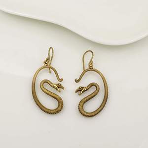Pendientes Colgantes de Serpiente de Latón Chapado en Oro Antiguo, Joyería Vintage con Forma de Animal, Pieza de Moda Unisex de Tendencia - Product Image 5