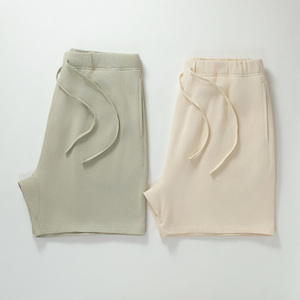 Shorts pour hommes en polyester respirant, couleur marine unie, avec cordon de serrage et logo frontal, vêtements de sport décontractés - Product Image 3