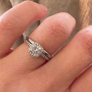 Bague de fiançailles en or massif 14k 18k avec diamant de laboratoire taille coussin, sertie halo pavé, certifiée IGI, clarté VS+, alliance de mariage - Product Image 1