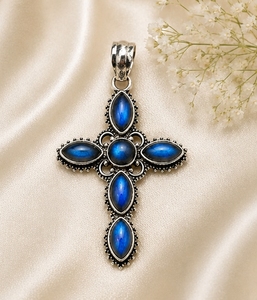 Colgante de cruz de plata con labradorita y piedra lunar – Collar con gema tallada en marquesa, plata de ley 925, joyería gótica bohemia hecha a mano - Product Image 3