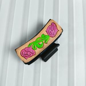 Pinza para el pelo de cuero de moda con diseño de hoja verde y patrón en zigzag para accesorios de mujer - Product Image 2