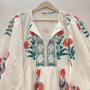 Robe mini Kyra style bohème pour le bureau, en coton écologique, imprimé floral fait main, col en V, manches 3/4, dentelle et ourlet à volants faits main - Product Image 3