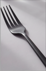 Juego de cubiertos de metal negro mate, diseño minimalista, apto para lavavajillas, para uso en catering y uso doméstico. - Product Image 2