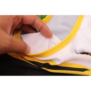 Conjunto Deportivo Personalizado Negro y Amarillo, Bra Deportivo y Pantalones Cortos para Mujer, Ropa Deportiva - Product Image 3