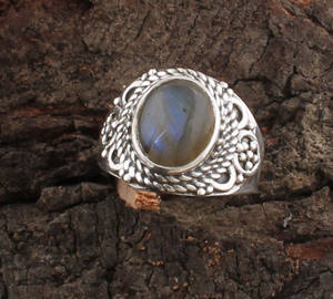 แหวนเงินแท้ประดับลาบราดอไรต์ทรงรี ดีไซน์หรูหรา ระยิบระยับ เหมาะเป็นของขวัญวันครบรอบ ของขวัญงานเลี้ยง รับทำโลโก้ตามสั่ง - Product Image 1