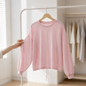 เสื้อโยคะผู้หญิงทรงหลวม ระบายอากาศได้ดี น้ำหนักเบา ผลิตจากโพลีเอสเตอร์ 100% ไร้ตะเข็บ ด้านหน้ามีโลโก้ เหมาะสำหรับการฝึกซ้อมและออกกำลังกาย - Product Image 1