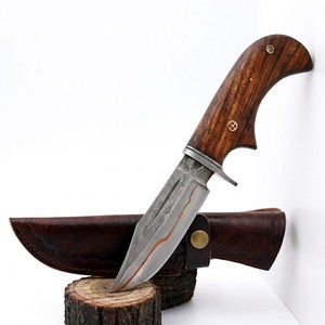 Couteau de chasse artisanal en cuivre damas, couteau à dépecer à lame fixe avec manche en bois et étui en cuir, cadeau pour les chasseurs - Product Image 1
