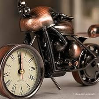 Moto vintage Royal Bullet avec horloge antique, en métal fer rustique