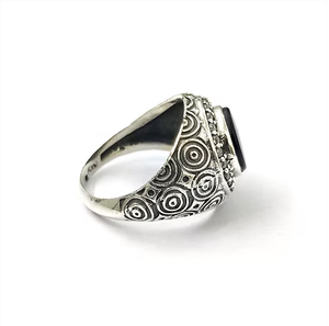 แหวนเงินแท้ 925 ประดับพลอยออนิกซ์สีดำทรงกลม (5.4 กรัม) ดีไซน์ทันสมัยไม่ซ้ำใคร เหมาะสำหรับทุกเพศทุกวัย สวมใส่ได้ทุกวัน - Product Image 3