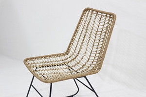 Chaise de salle à manger moderne en rotin tressé avec pieds en métal noir robustes - Product Image 2