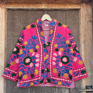 Veste bomber vintage du Rajasthan |   Broderie Suzani en coton bohème faite à la main |   Veste réversible écologique respirante pour femmes - Product Image 1