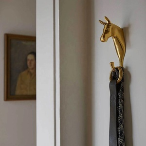 Patère murale girafe sculptée avec finition dorée pour suspendre cravates, ceintures, chapeaux, sacs et accessoires quotidiens - Product Image 6