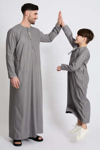 2026 Thobe traditionnel musulman de haute qualité pour hommes arabes, grande taille, en polyester respirant, brodé, longueur cheville, coupe ample - Product Image 3