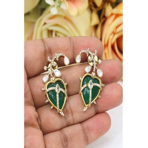 Adorables boucles d'oreilles pendantes en laiton plaqué or avec moissanite de qualité supérieure, élégantes et tendance, pour femmes et jeunes filles, idéales pour les mariages et les soirées. - Product Image 2