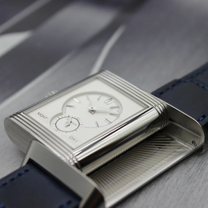 Un reloj mecánico de lujo rectangular para hombre con esfera reversible de doble cara y diseño de zona horaria, combinado con una correa de cuero. - Product Image 2