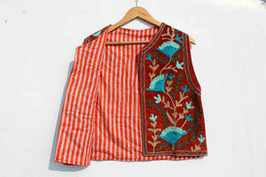 Chaleco sin mangas hecho a mano en India para mujer, chaleco de terciopelo Suzani bordado a mano con aspecto vintage, chaquetas cortas. - Product Image 2