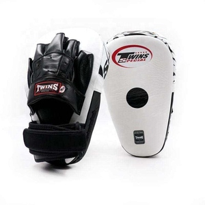 นวมซ้อมมวยคู่ รุ่น Twin Boxing Focus Mitts ทนทาน ป้องกันการกระแทก เหมาะสำหรับทุกฤดูกาล ผลิตจากหนัง PU ยาง และโฟม EVA ระบายอากาศได้ดี รุ่น AI-FP-740 - Product Image 3