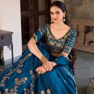 Lehenga Choli Premium de Seda Rangoli con Bordado de Zari, Lentejuelas y Dori, con Dupatta con Trabajo de Calado |   Lehenga de Novia de Diseño para Boda - Product Image 6