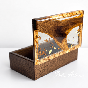 Boîte à bijoux artisanale en bois et résine Bela avec couvercle en résine dorée, design moderne et luxueux, capacité supérieure à 501 ml, forme rectangulaire - Product Image 1