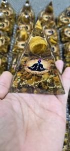 คริสตัลไทเกอร์อายธรรมชาติและเรซิ่น ทำมือ ปิรามิดออร์โกไนต์ ของตกแต่งบ้านเพื่อจิตวิญญาณ ขายส่ง - Product Image 2