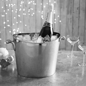 Cubo de hielo metálico de diseño clásico con tapa y asas laterales, ideal para almacenar hielo, enfriar vino y servir en bares. - Product Image 5