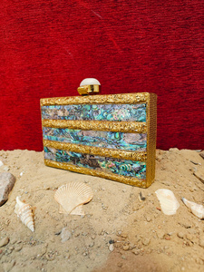 Pochette indienne artisanale rayée en nacre d'ormeau avec bandes superposées en laiton, sac de soirée de luxe, accessoire de mode. - Product Image 3