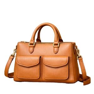 กระเป๋าถือสีน้ำตาลสำหรับสุภาพสตรี ดีไซน์ทรงแข็งแรง ทนทาน มาพร้อมช่องด้านหน้าสองช่องเด่นชัด หูหิ้วด้านบนสองอัน ทำจากหนัง - Product Image 1