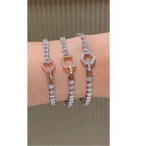 Bracelet tennis en diamants de laboratoire très demandés, taille brillant rond, bijoux de luxe pour femmes et mariées, disponible à la vente - Product Image 1