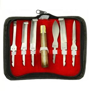 Ensemble d'instruments chirurgicaux vétérinaires réutilisables, outils de chirurgie animale avec manche en bois et lames métalliques dans un étui rouge - Product Image 3