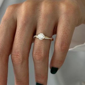 Élégante bague de fiançailles torsadée en or jaune 14 carats avec diamant de laboratoire 1 carat D VVS2 taille brillant certifié IGI, style corde tressée - Product Image 4