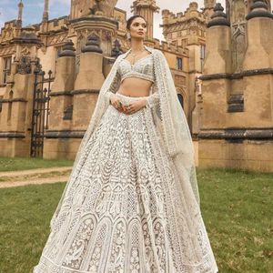 Lehenga Choli de créateur pour femmes, orné de paillettes et de broderies Dori, idéal pour les mariages et les fêtes, avec dupatta à bordure perlée. - Product Image 3