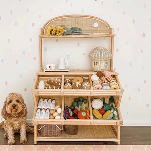 Los niños juegan a ser vendedores en un puesto de supermercado de mimbre tejido a mano. - Product Image 3