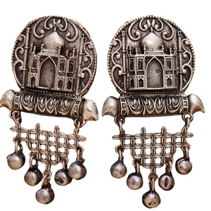 Boucles d'oreilles Jhumka indiennes en laiton oxydé argenté Taj Mahal pour femmes |   Boucles d'oreilles pendantes bohèmes à sertissage clos |   Bijoux ethniques pour anniversaire - Product Image 1